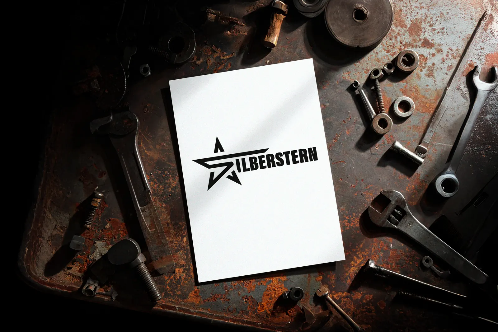 Silberstern-Logo auf Werkstatt-Werkbank mit Werkzeug